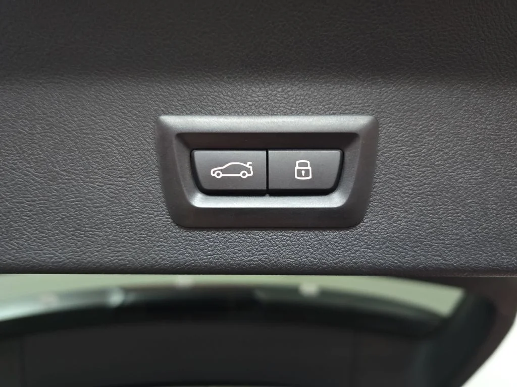 Used 2023 Black Sapphire Metallic BMW xDrive30i image 16