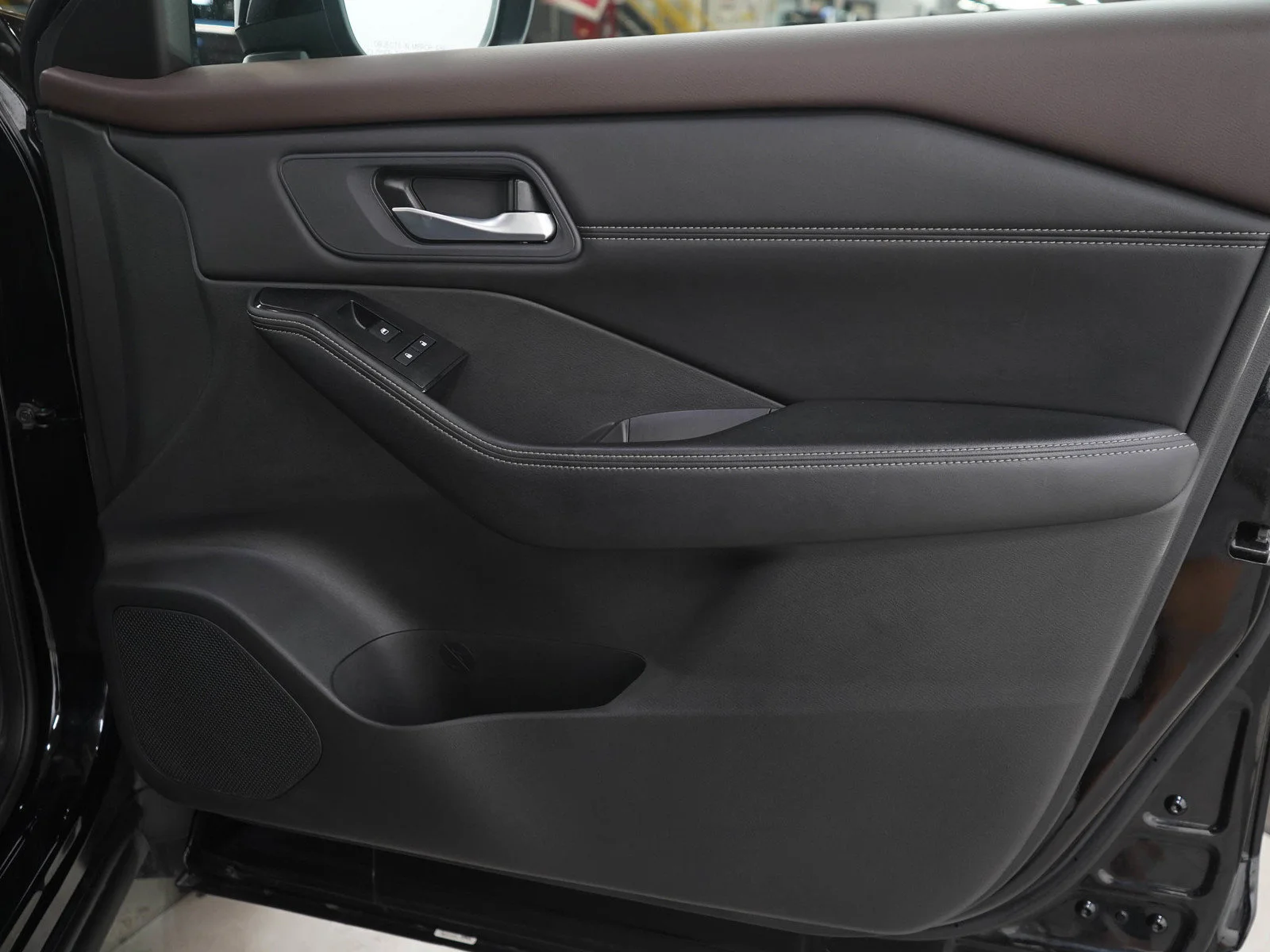 Used 2023 Super Black Nissan SV image 9