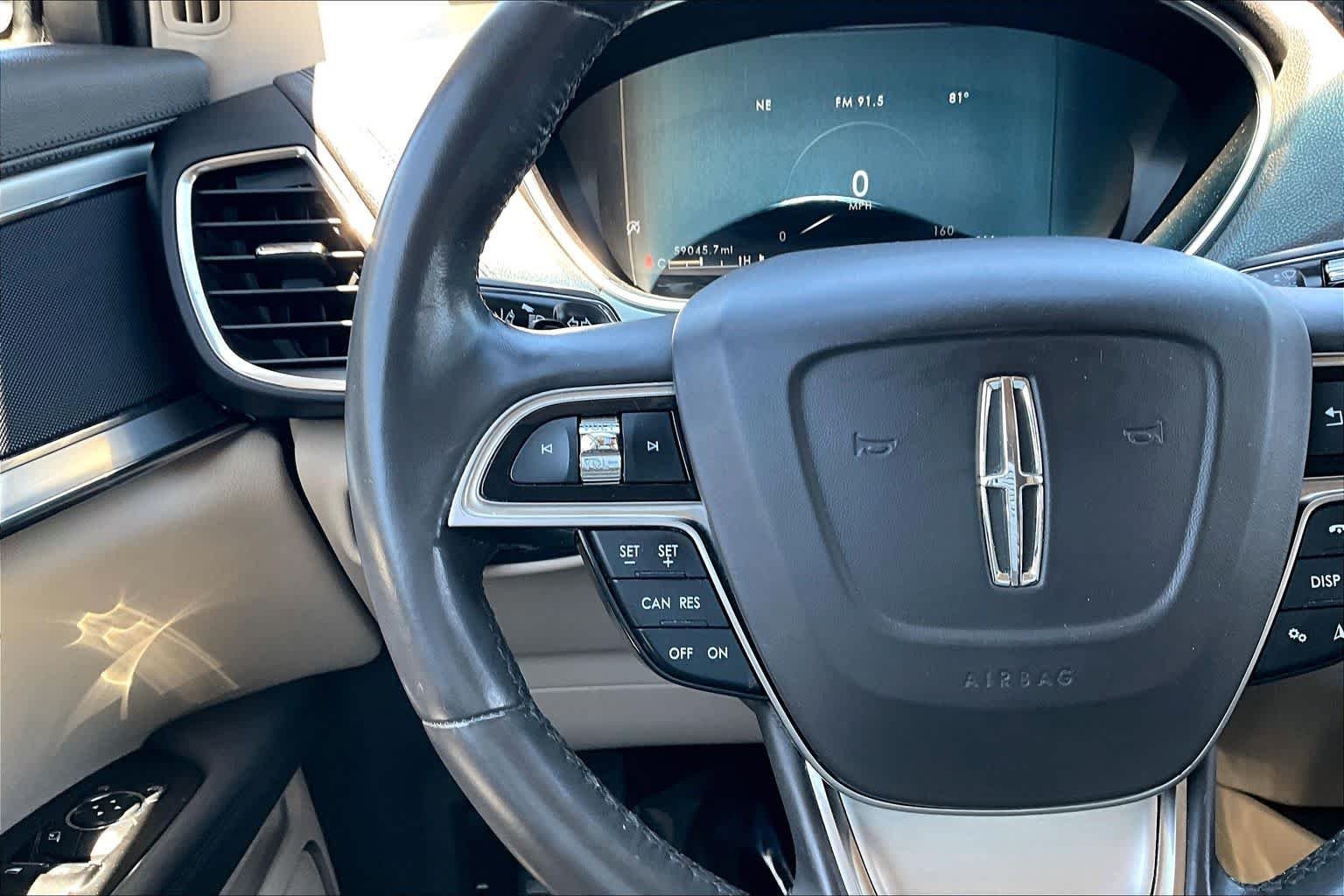 Used 2020 Pristine White Lincoln Standard image 22