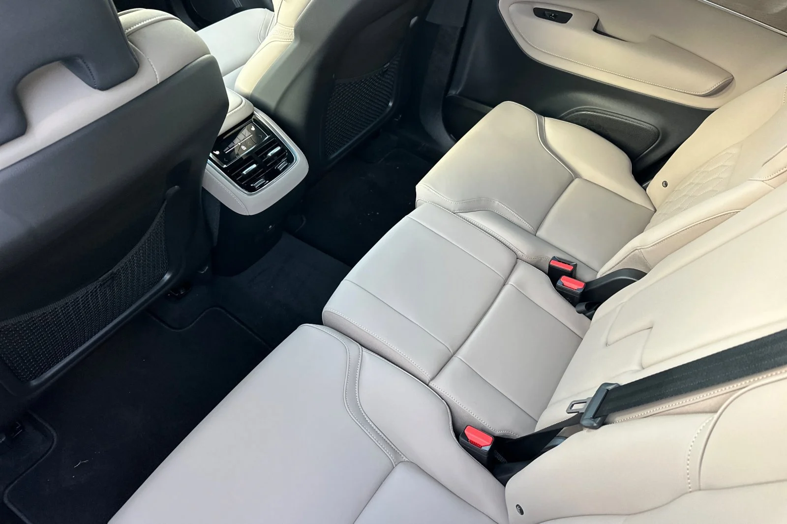 2026 Volvo XC90 Plus - Photo 9