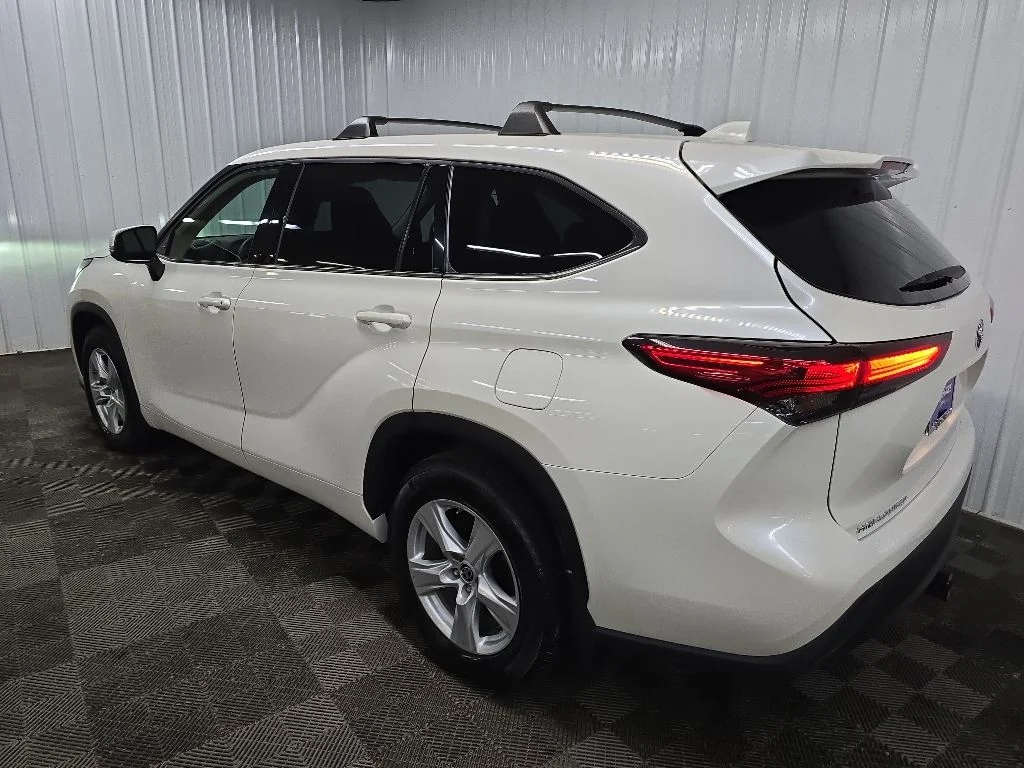 Used 2020 White Toyota L image 9