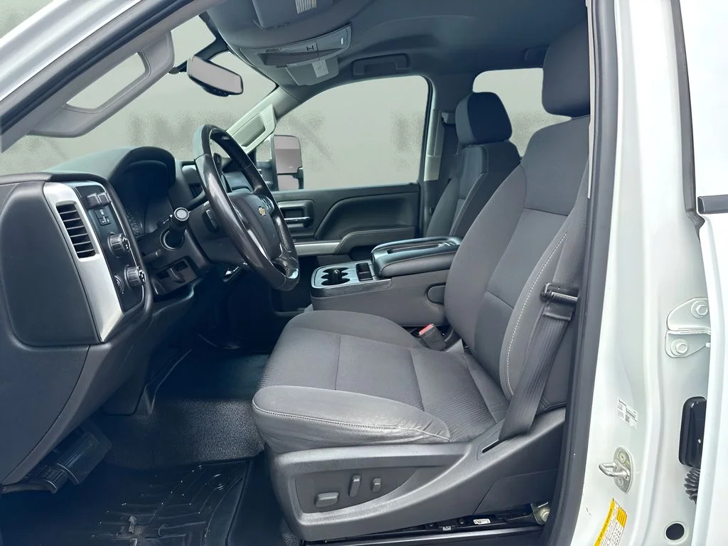 Used 2018 White Chevrolet LT image 5