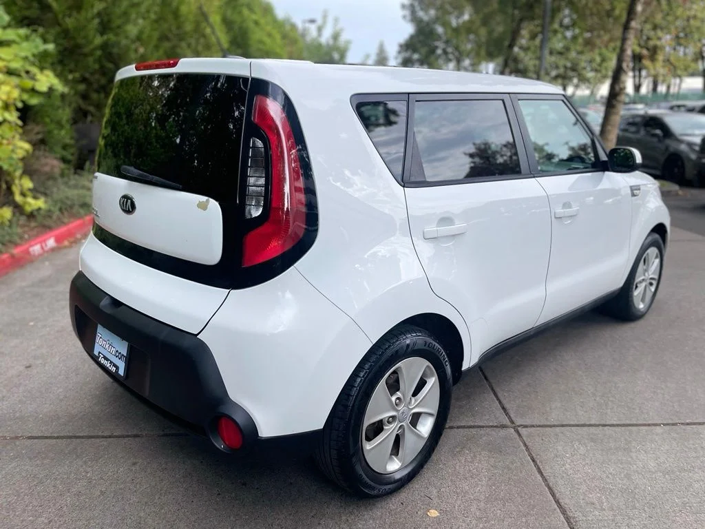 Used 2014 Clear White Kia Base image 4