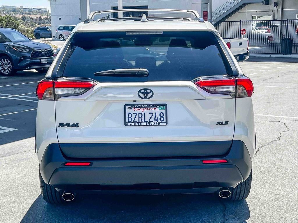 Used 2021 White Toyota XLE Premium image 5