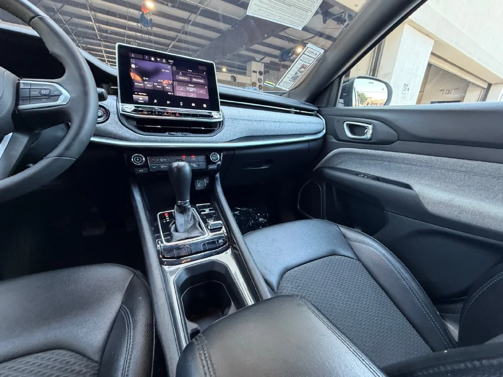 Used 2024 White Jeep Latitude image 15