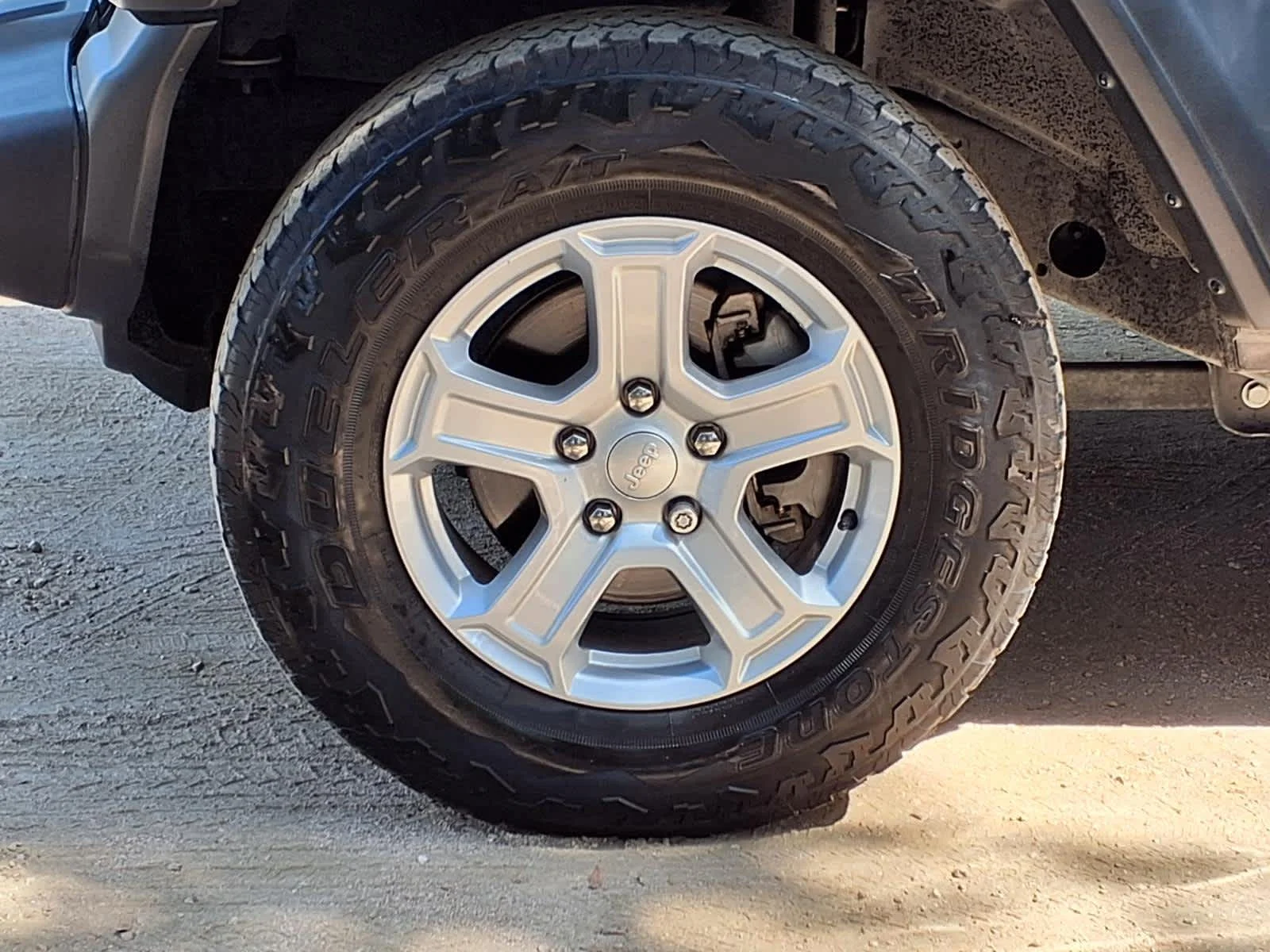 Used 2019  Jeep Sport S image 11