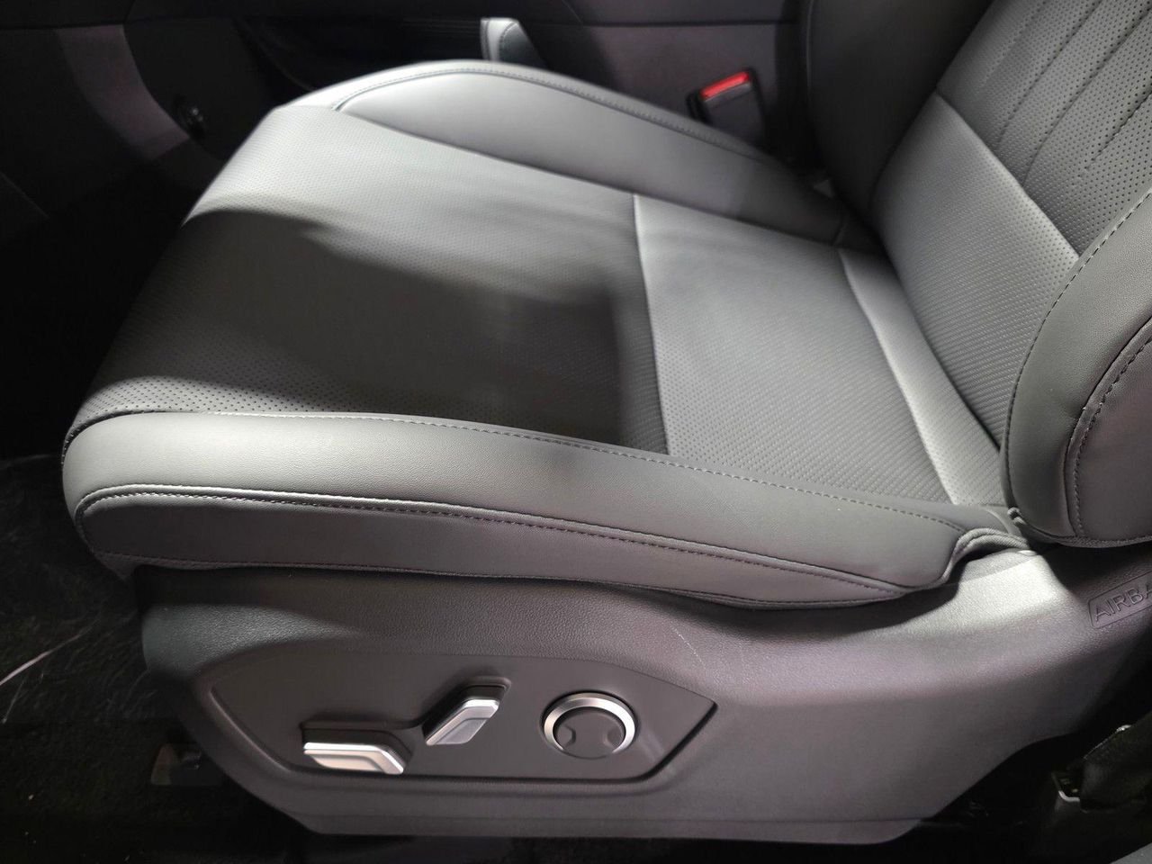 New 2026 Hampton Gray Hyundai SEL FWD image 23