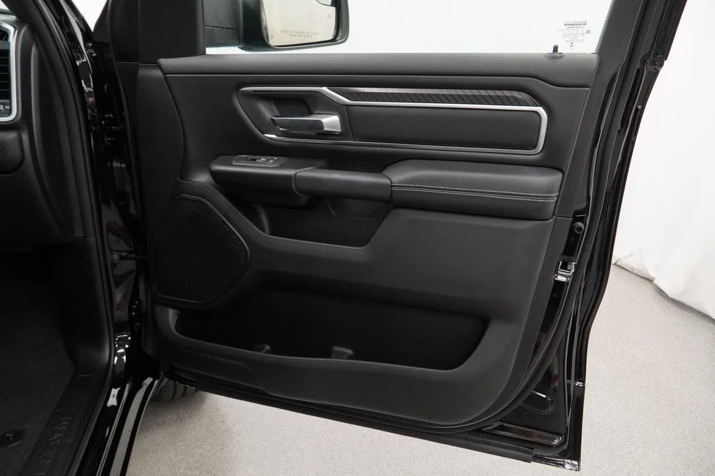 New 2026 Diamond Black Crystal Pearl-Coat Exterior Paint RAM Big Horn/Lone Star image 31