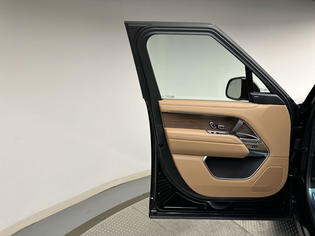 New 2026 Santorini Black Land Rover SE image 17