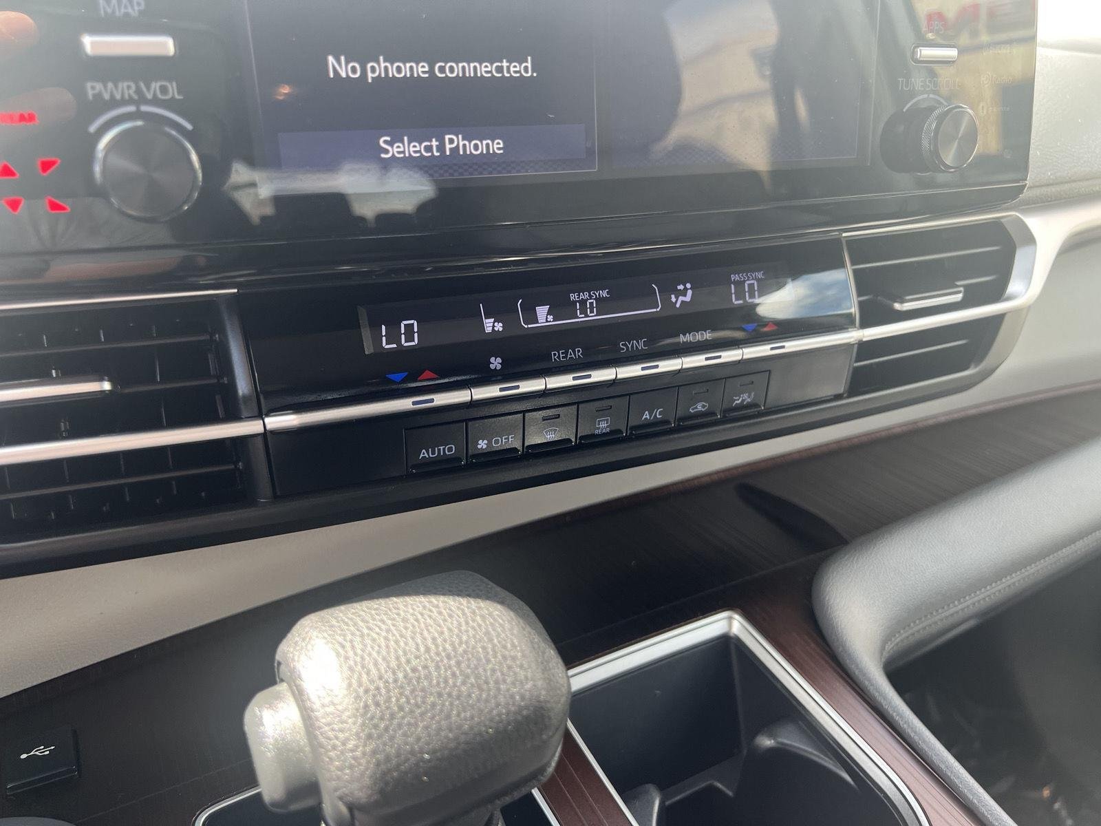2021 Toyota Sienna LE - Photo 23