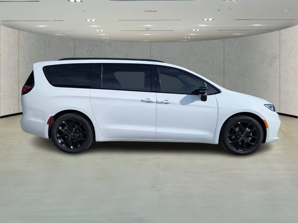 New 2026 Bright White Clear-Coat Exterior Paint Chrysler Select image 3