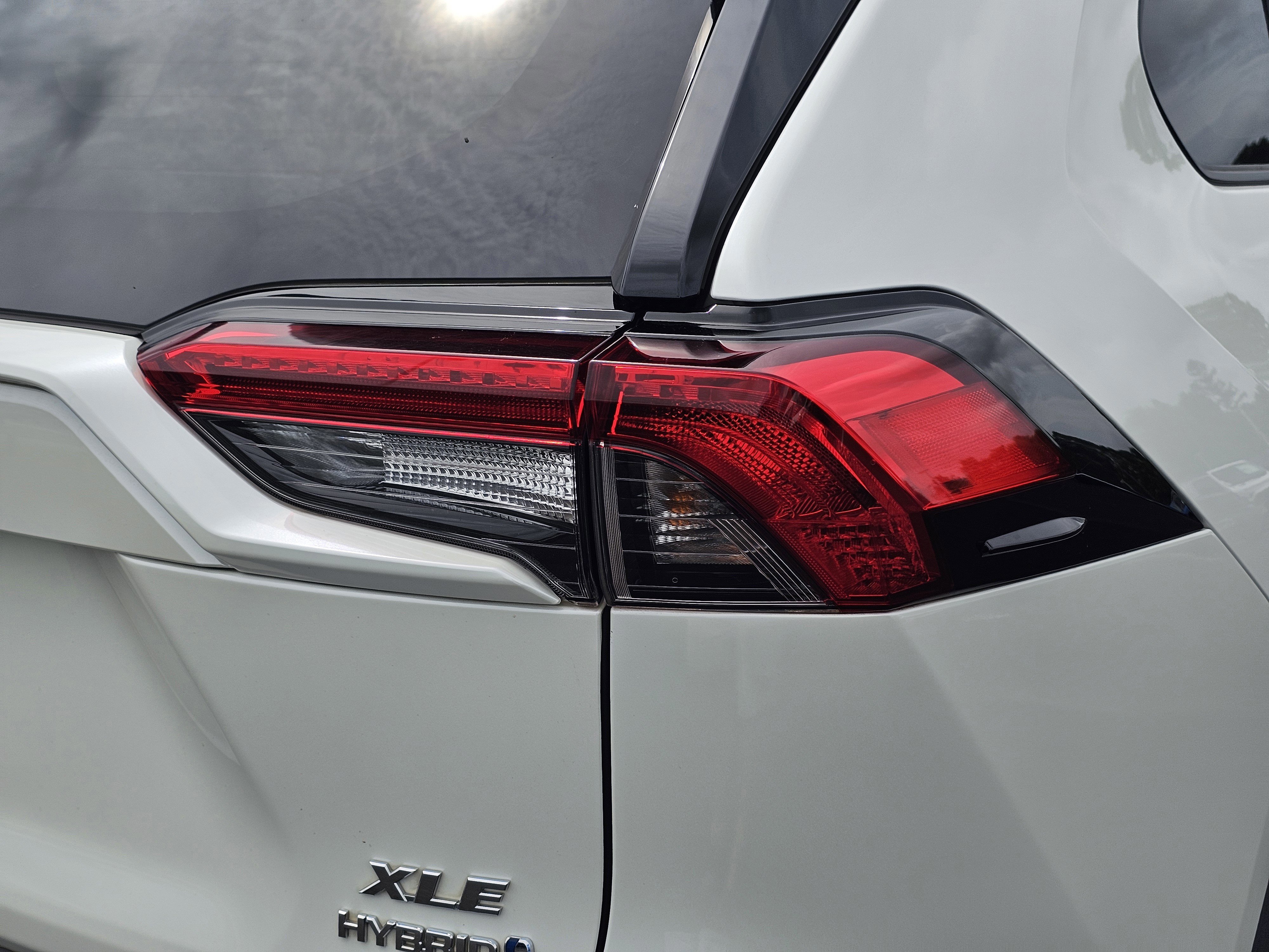 Used 2021 Blizzard Pearl Toyota Hybrid XLE Premium image 9