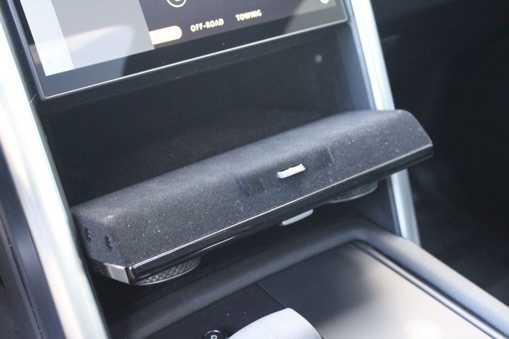 Used 2025  Land Rover Dynamic SE image 30