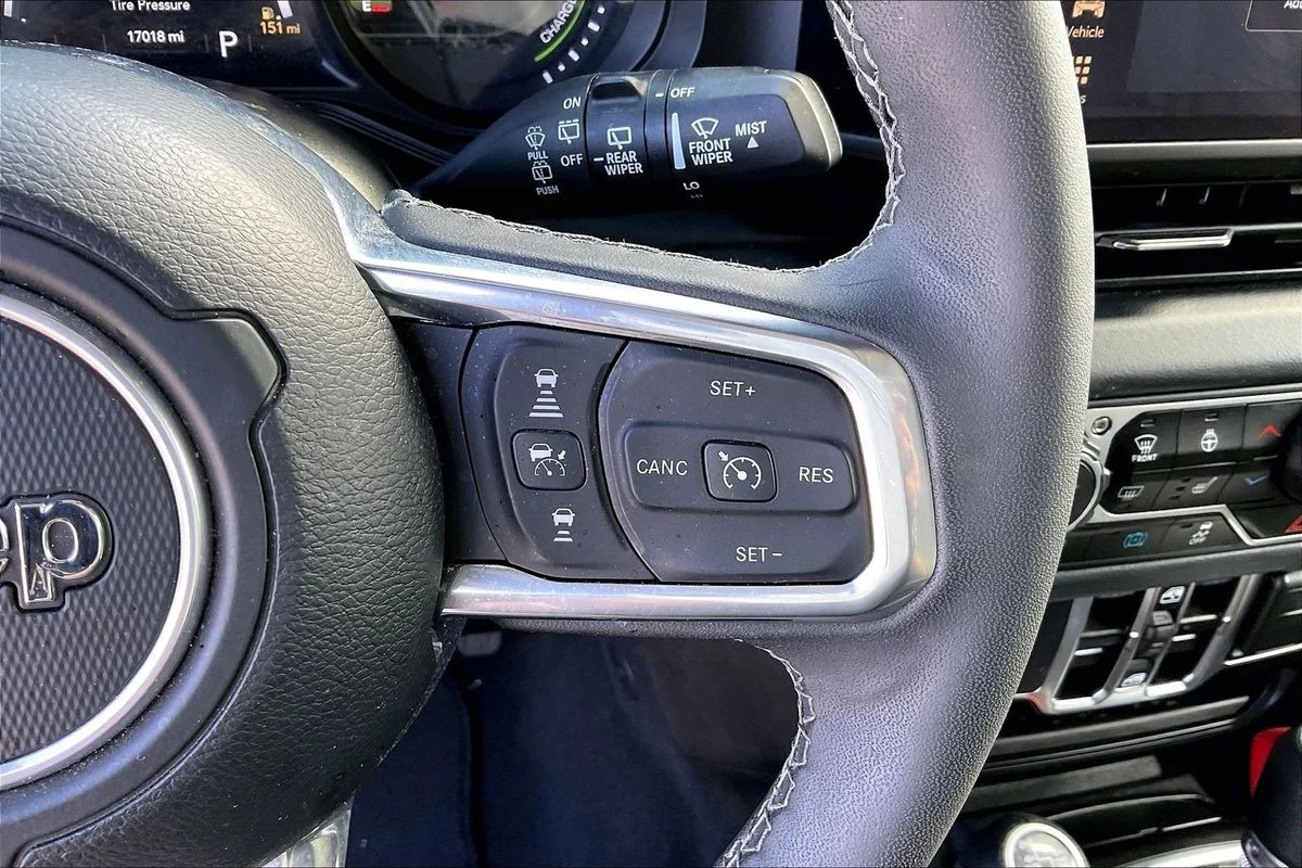 Used 2025  Jeep Sahara 4xe image 12