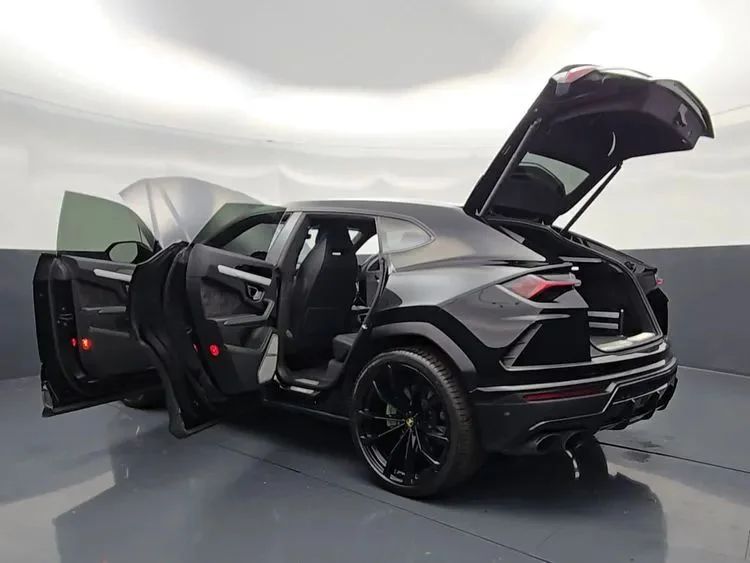 Used 2022  Lamborghini Sport Utility 4D image 23