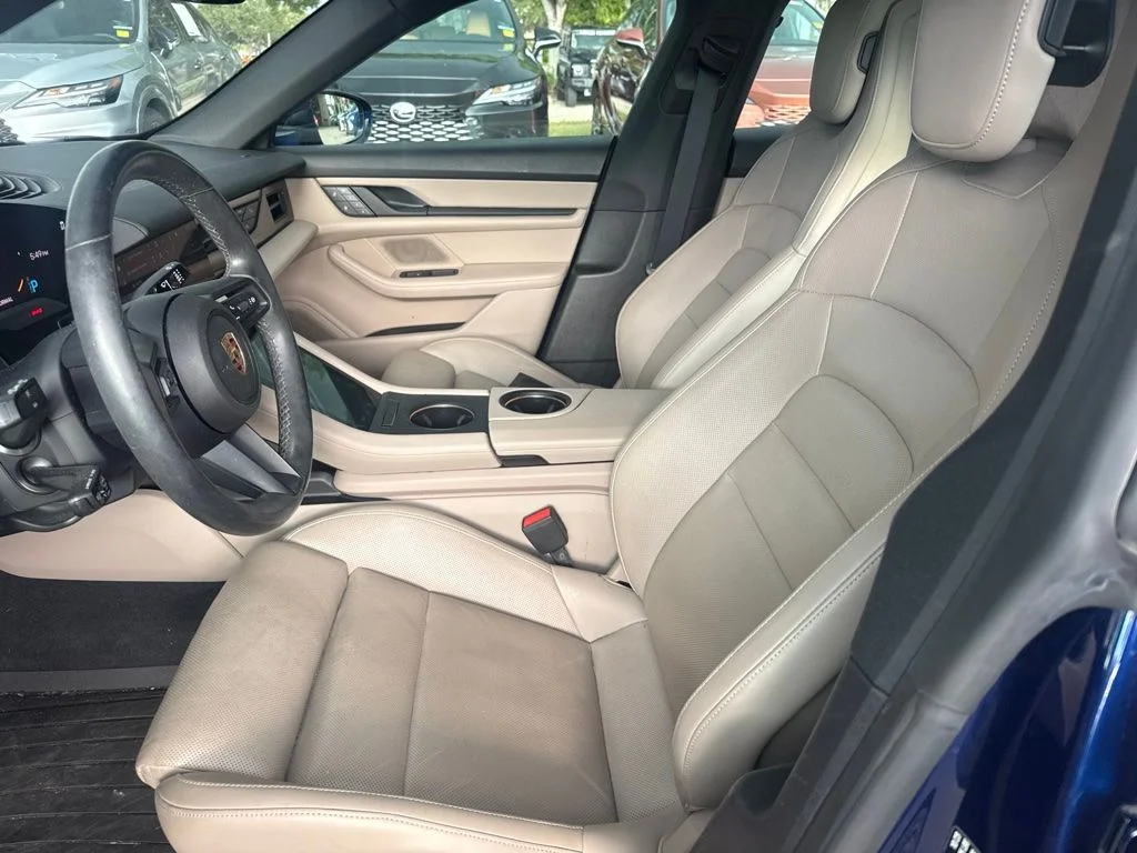 Used 2024  Porsche Base image 16