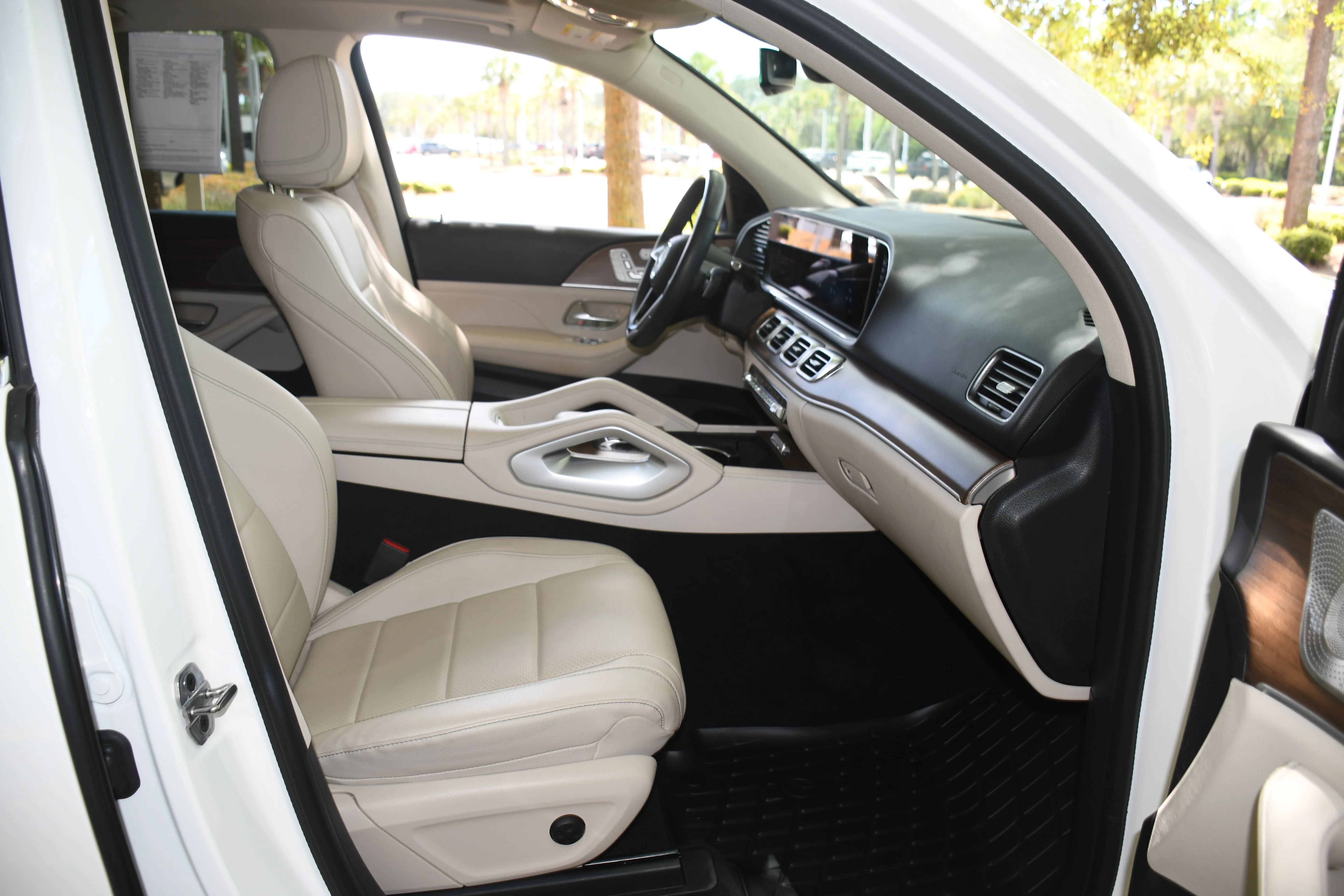 Used 2024 White Mercedes-Benz GLE 450 image 22
