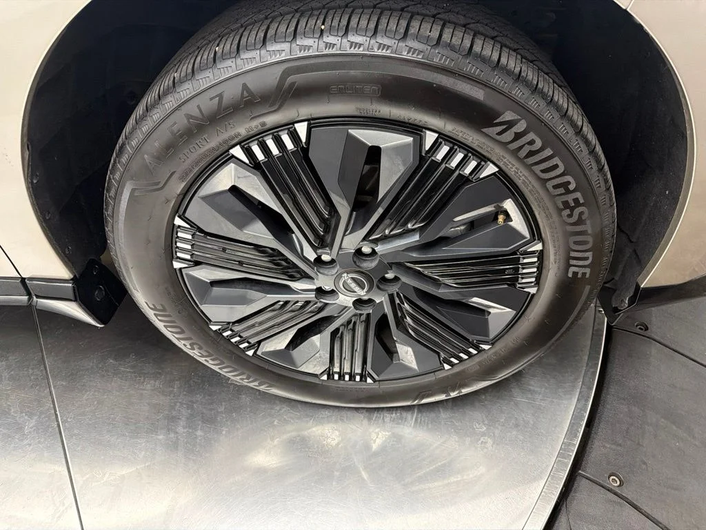 Used 2025 Gold Nissan Platinum image 9