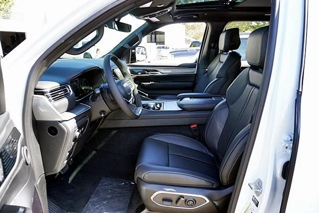 New 2026 Bright White Clear-Coat Exterior Paint Jeep Limited Altitude image 17