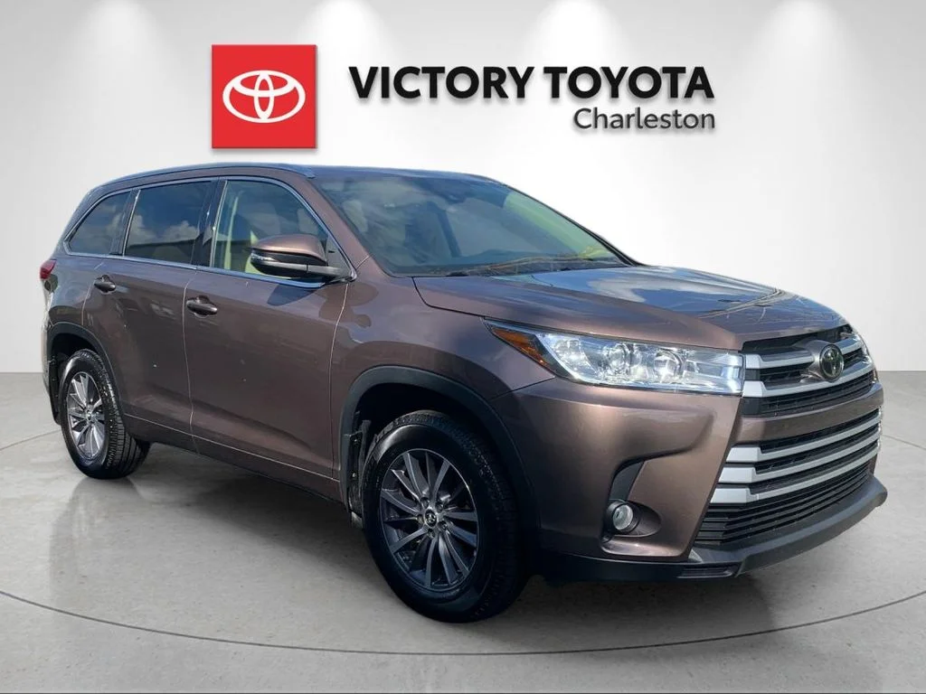 Used 2017 Brown Toyota XLE image 5