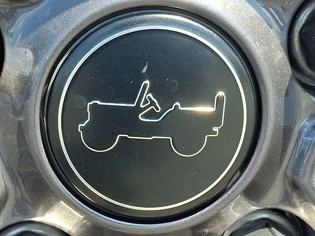 Used 2025 White Jeep Sahara image 31
