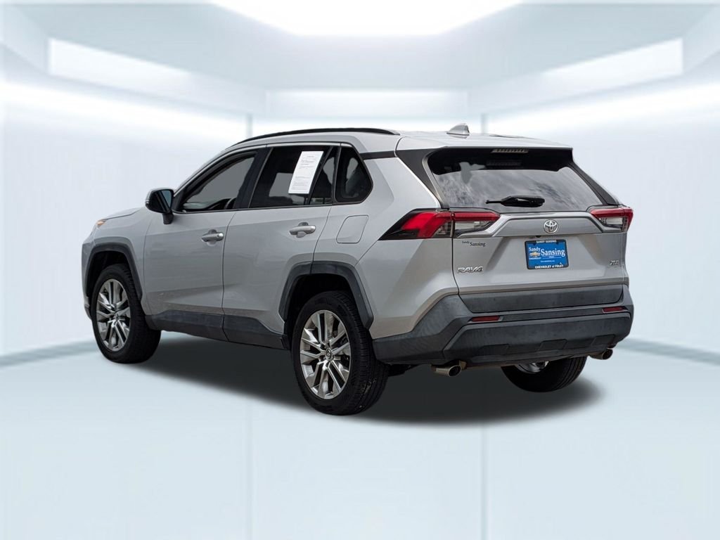 Used 2019 Silver Toyota XLE Premium image 3