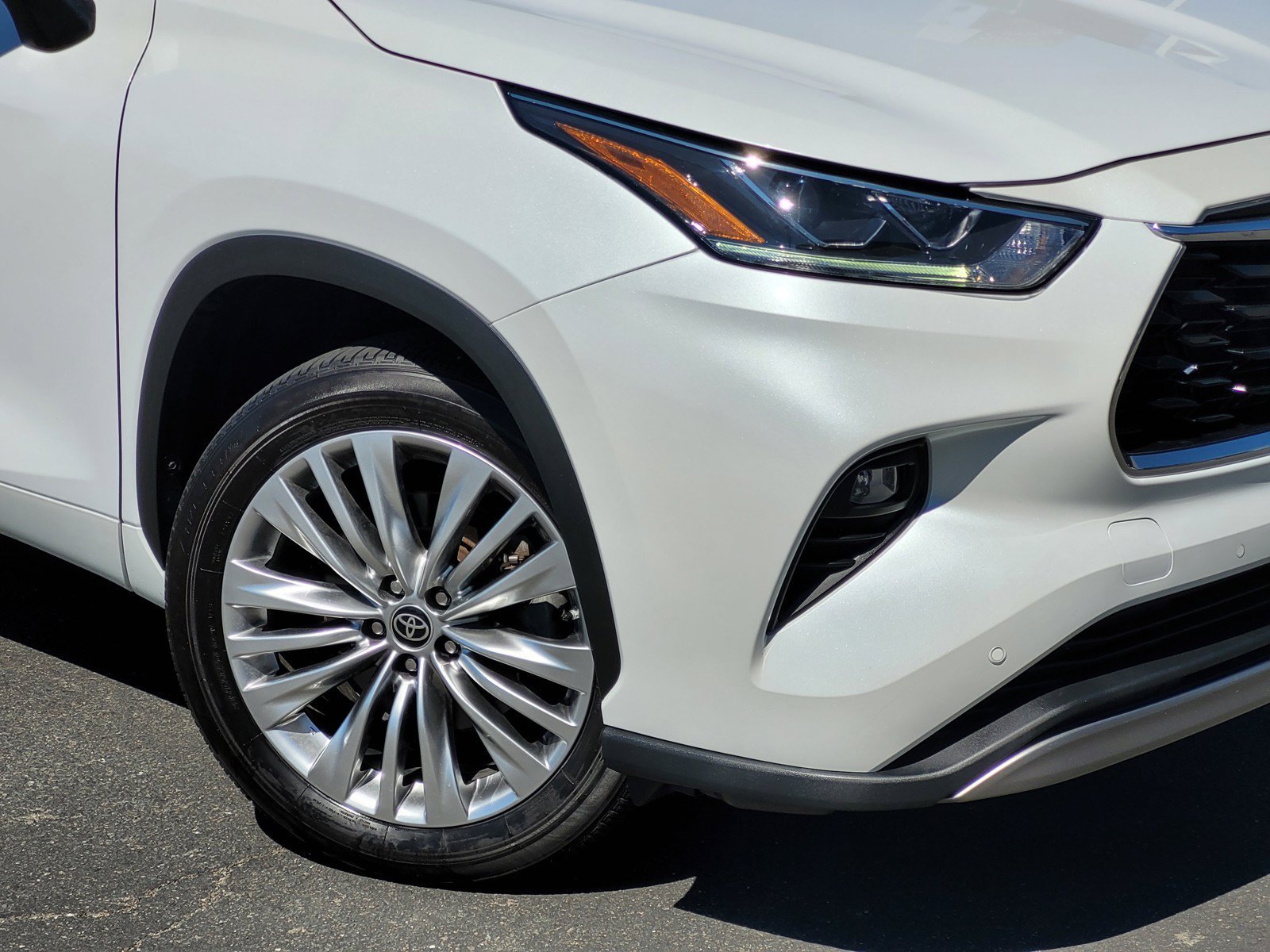 Used 2023 White Toyota  image 9
