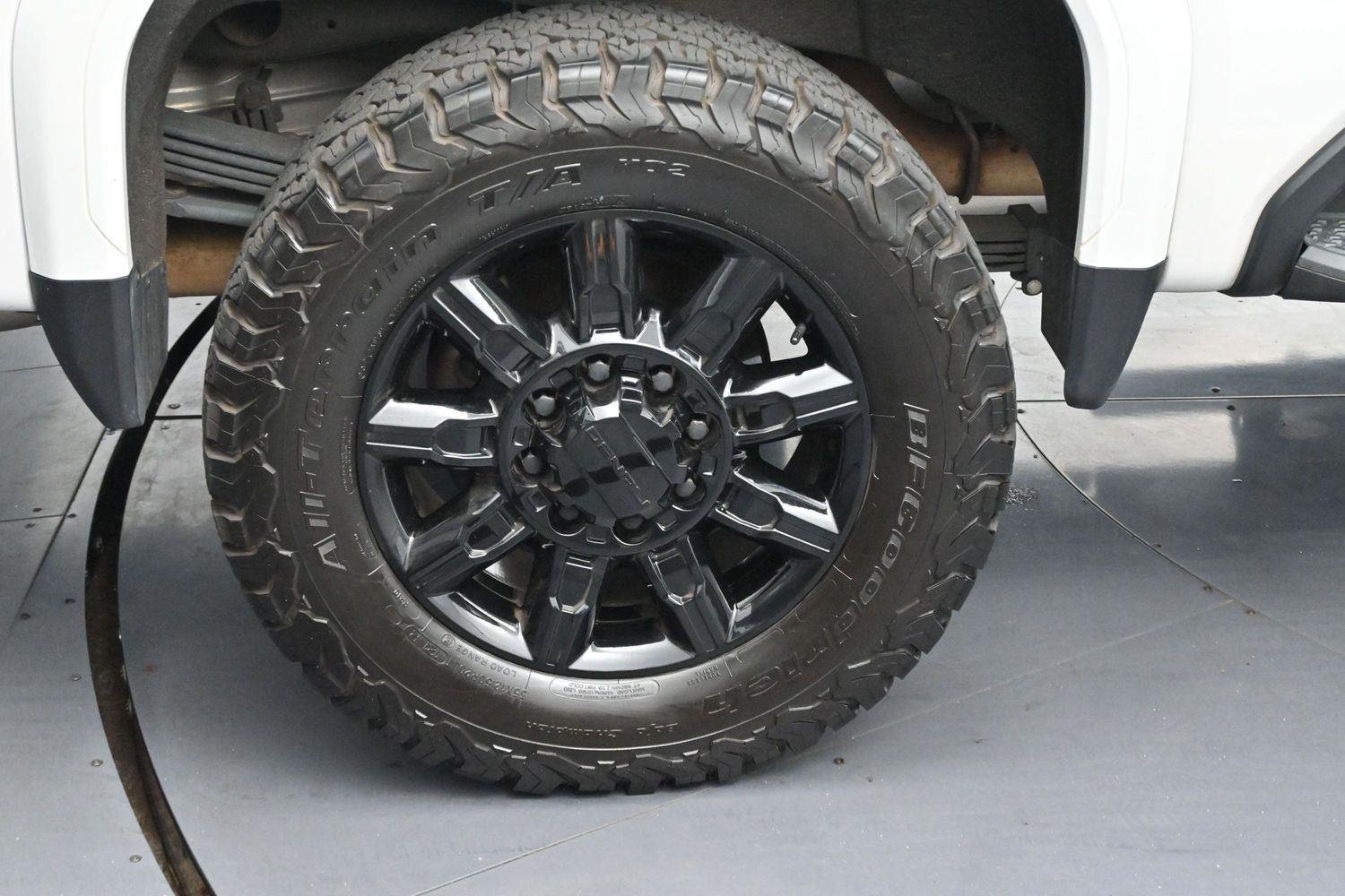 Used 2024 White Frost Tricoat GMC Denali image 37