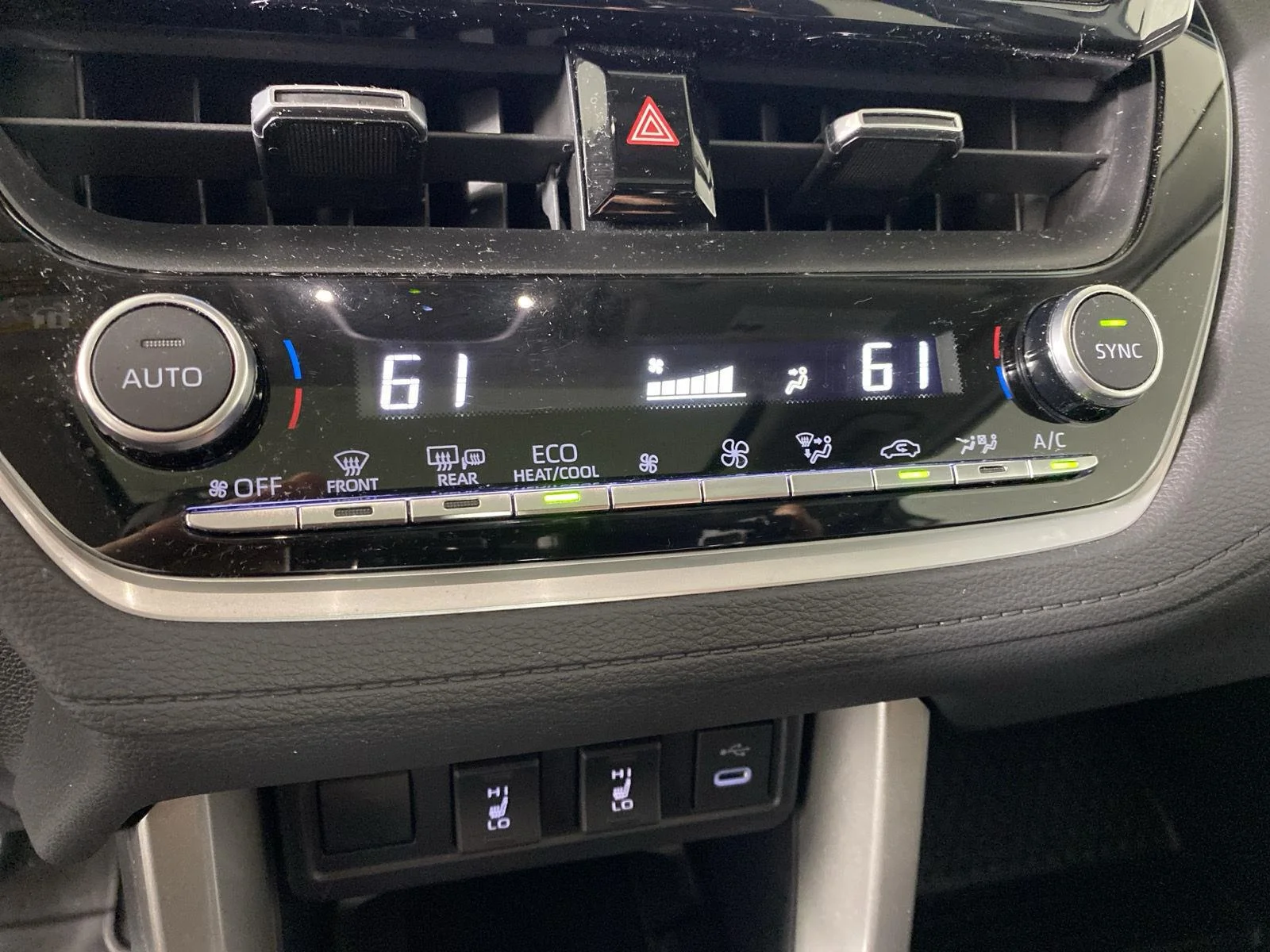 Used 2024 Wh Toyota XLE image 19