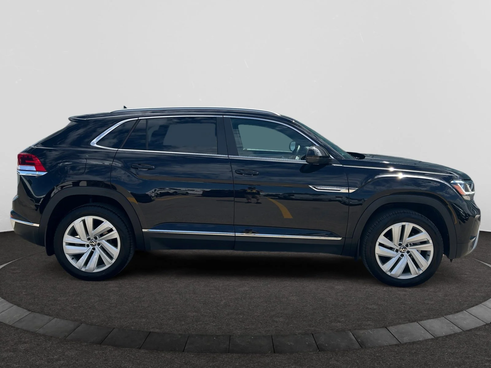 Used 2021 Black Volkswagen HIGHLINE image 6