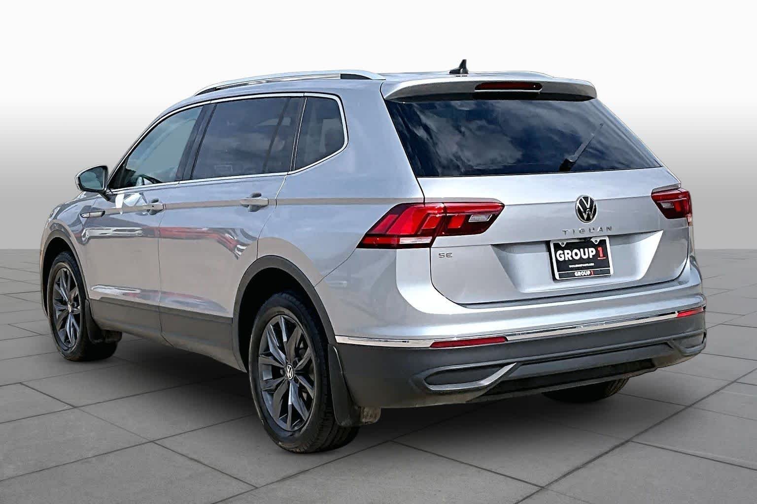 Used 2022 Pyrite Silver Metallic Volkswagen SE image 10