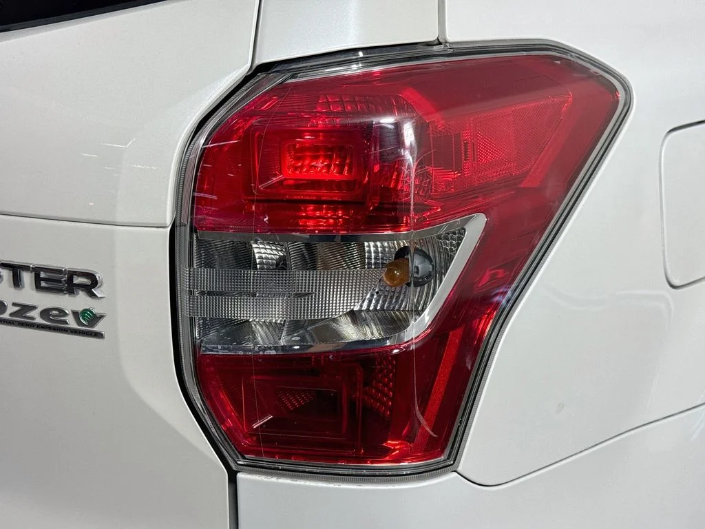 Used 2015 White Subaru 2.5i Premium image 31