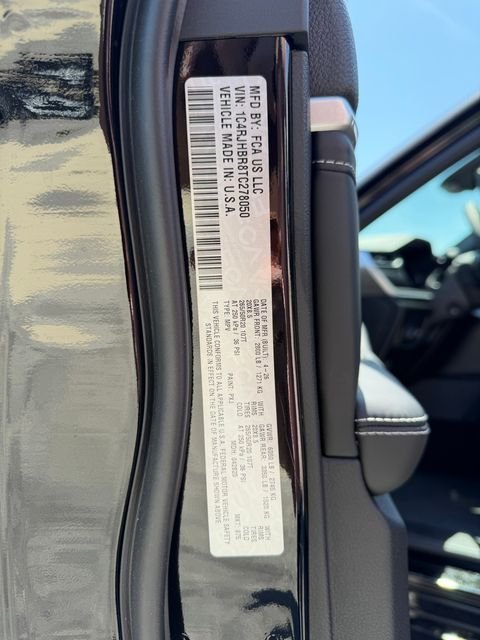 New 2026 Diamond Black Crystal Pearl-Coat Exterior Paint Jeep Limited Reserve image 31