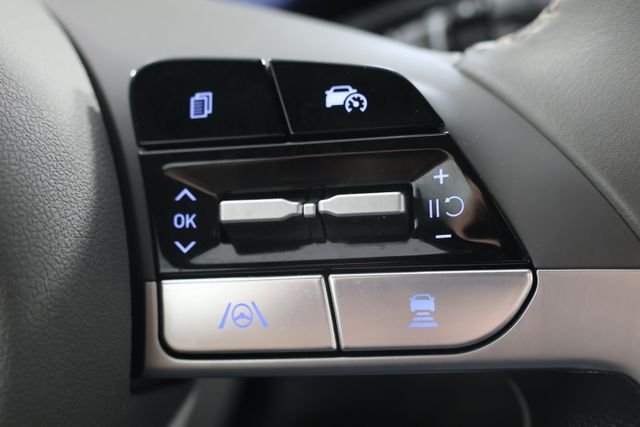 Used 2025 Red Hyundai SEL Convenience image 12