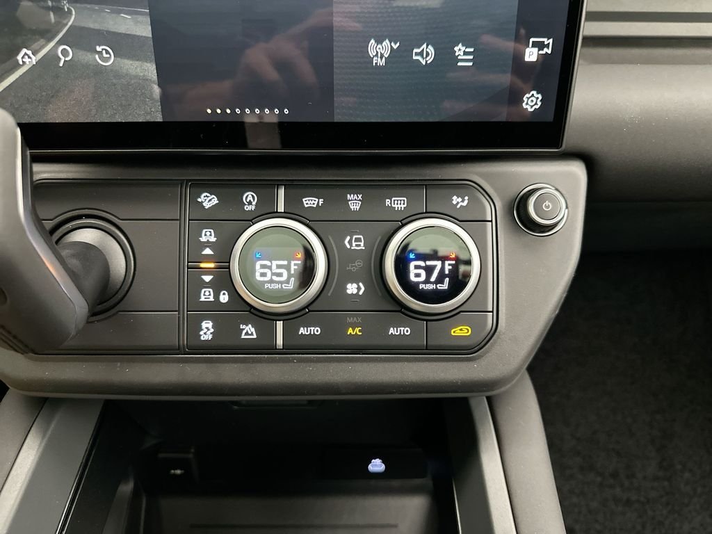 New 2026 Santorini Black Metallic Land Rover S image 21