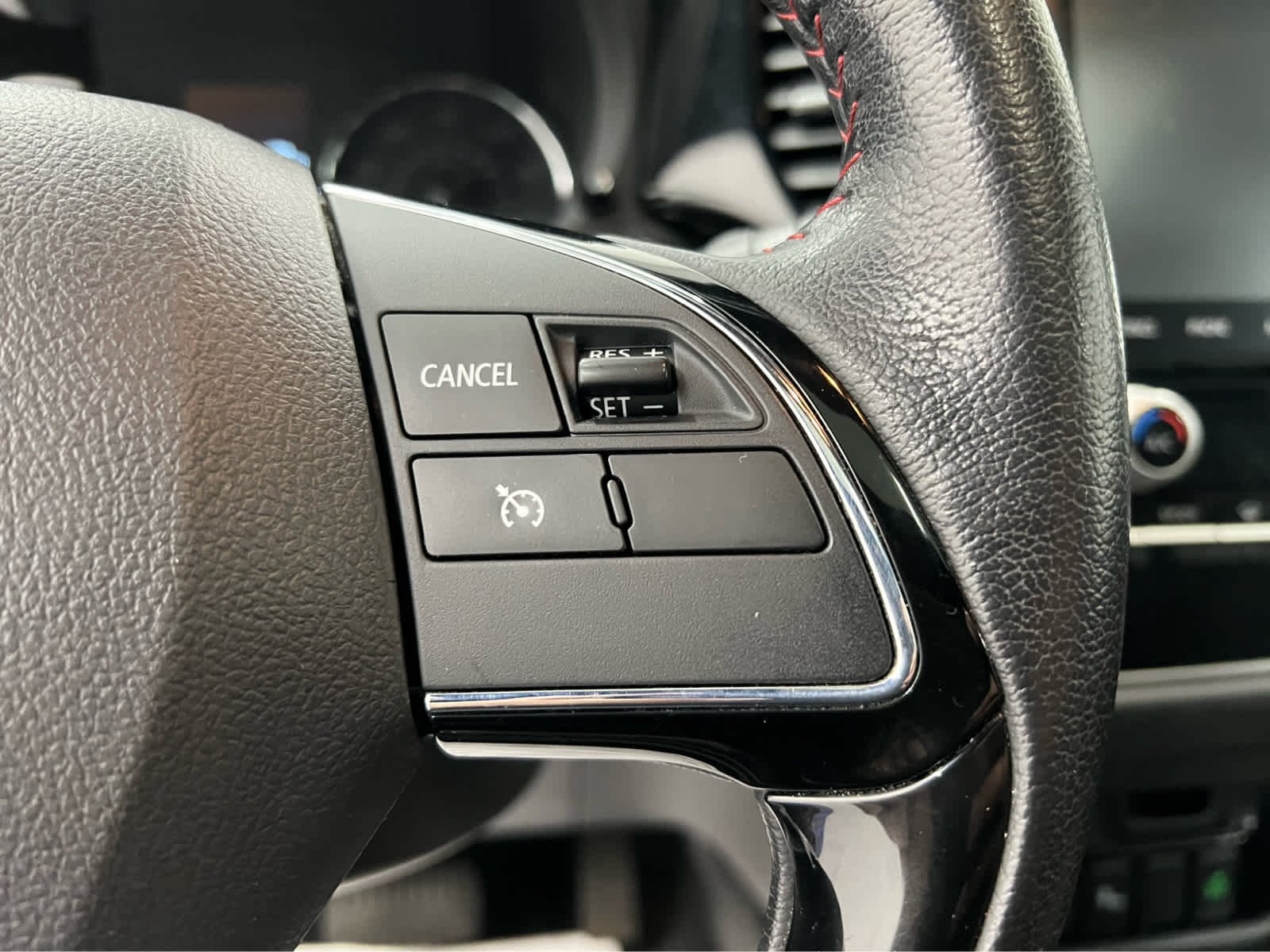 Used 2020 Pearl White Mitsubishi LE image 16