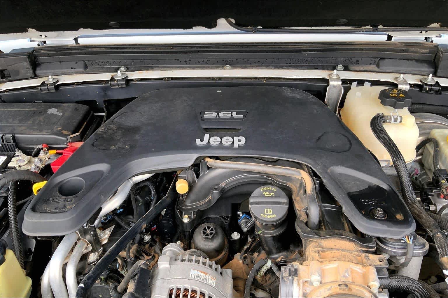 Used 2018 Bright White Clearcoat Jeep Sahara image 32