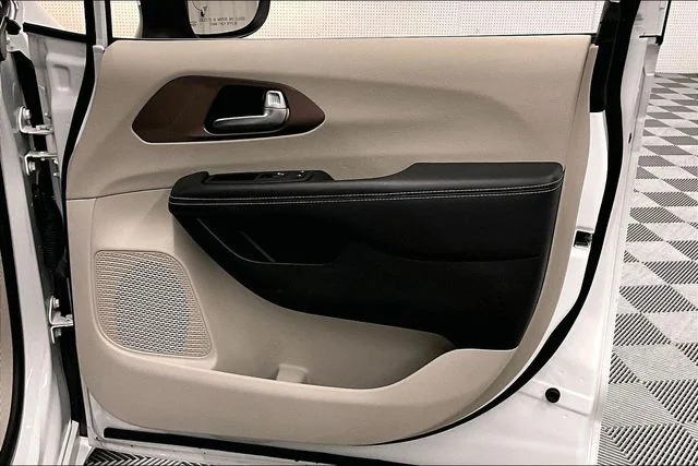 Used 2023 Bright White Clearcoat Chrysler LX image 19