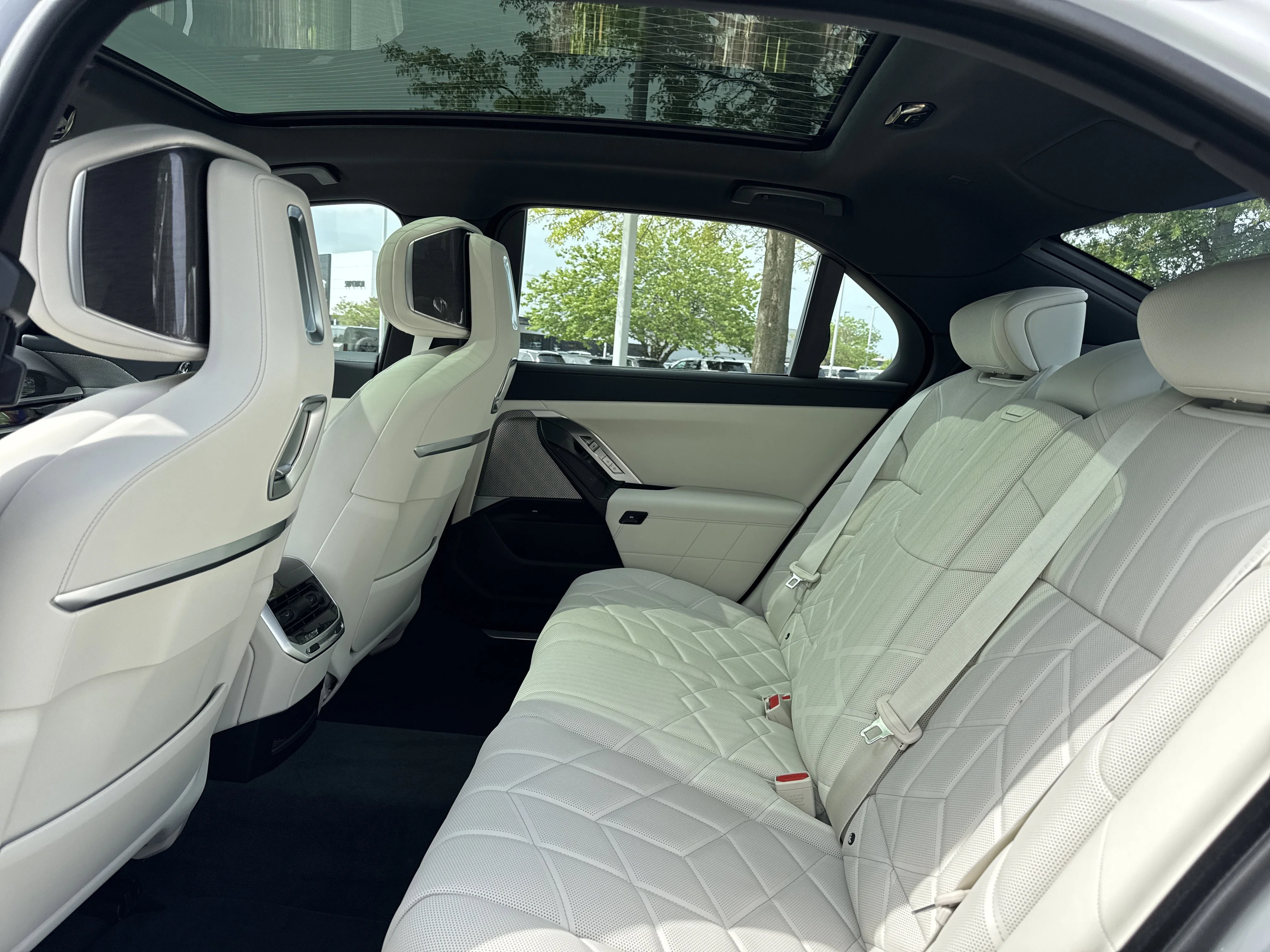 New 2026 MINERAL WHITE BMW xDrive60 image 11