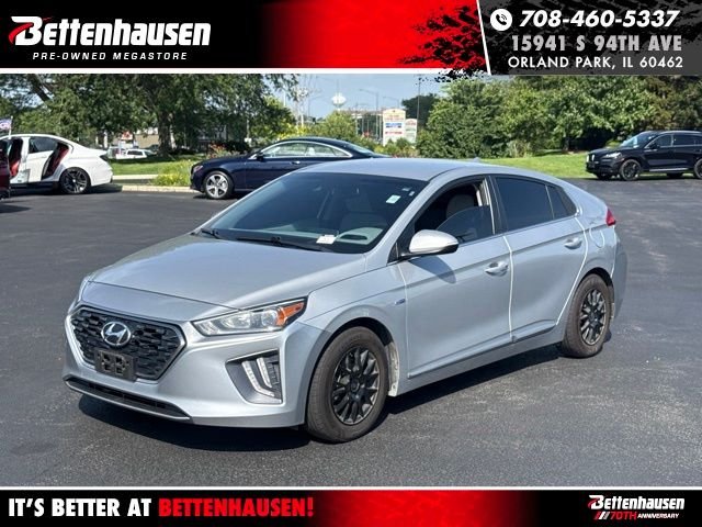 Used 2020 Silver Hyundai SE image 1