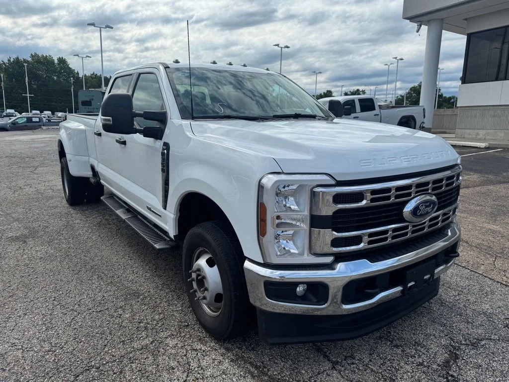 Used 2025 Oxford White Ford XLT image 1