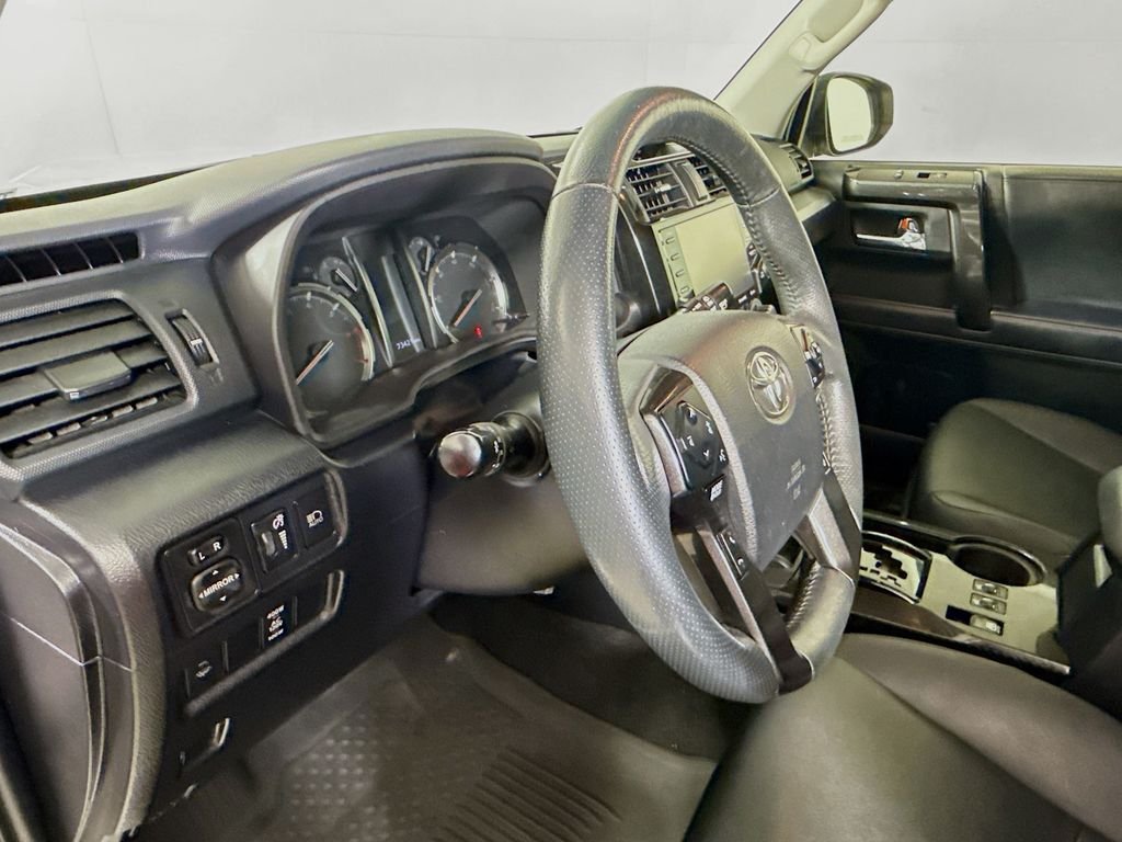 Used 2021 Classic Silver Metallic Toyota Venture image 9