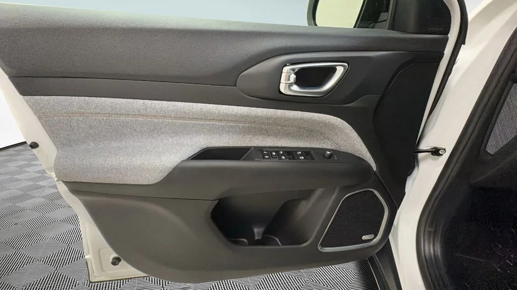 New 2026 Bright White Clearcoat Jeep Latitude image 17