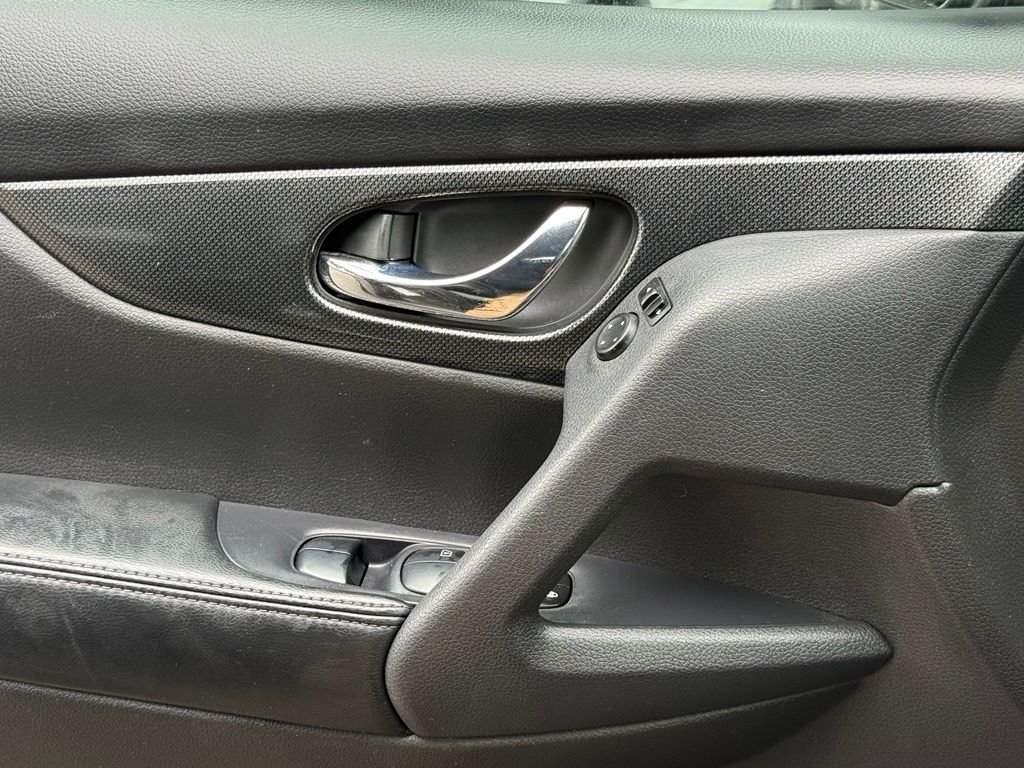 Used 2015 Green Nissan SL image 16