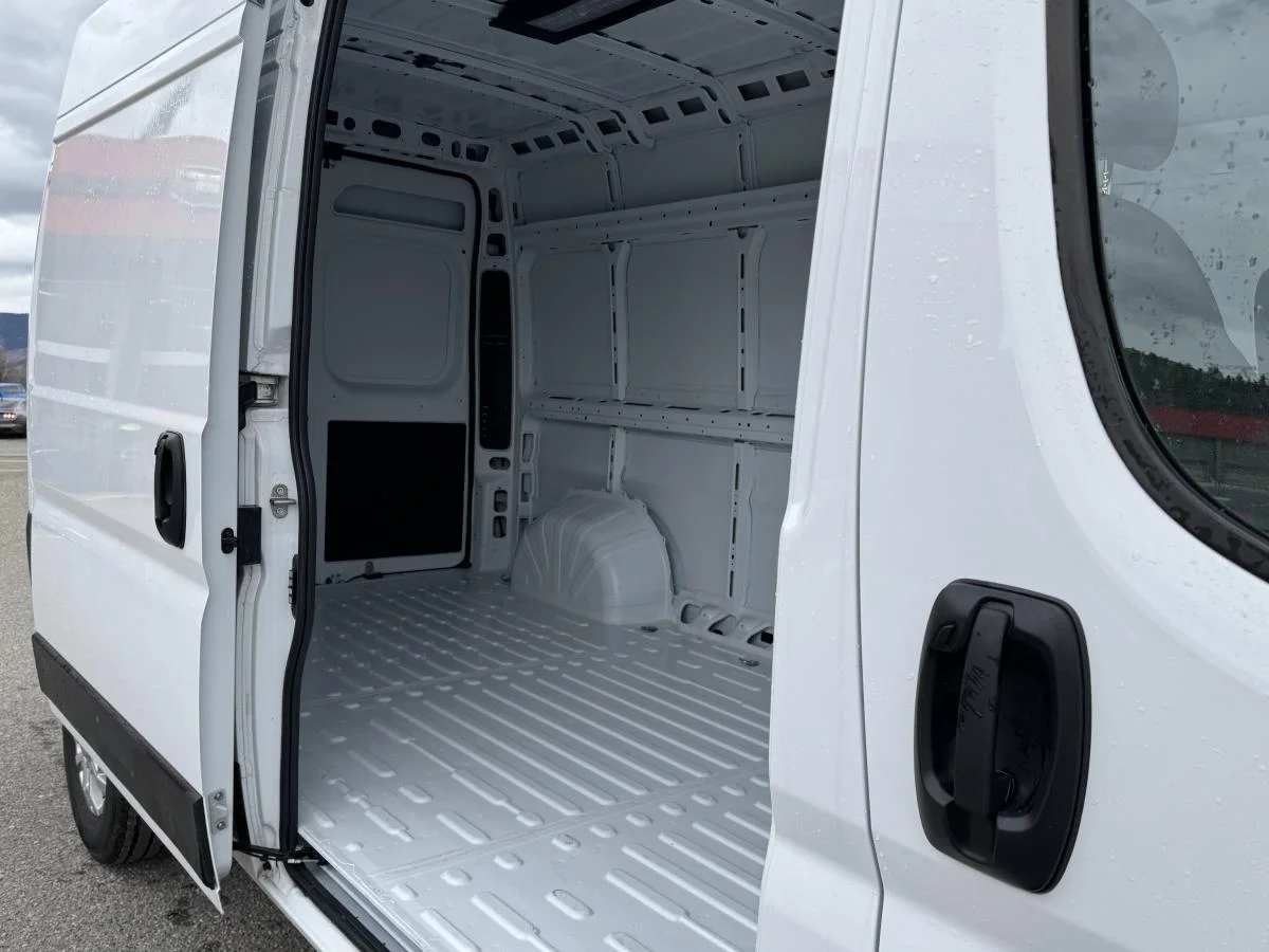 Used 2025 White RAM SLT image 7
