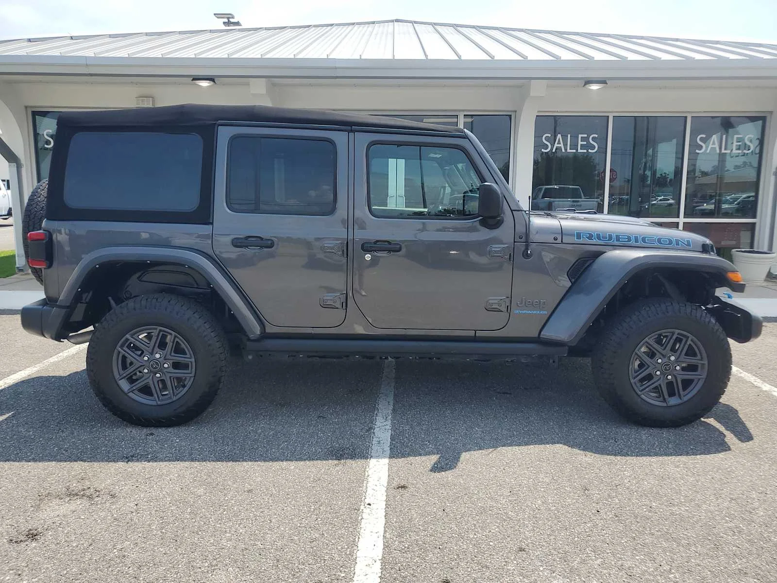 Used 2023 Gray Jeep Rubicon image 9