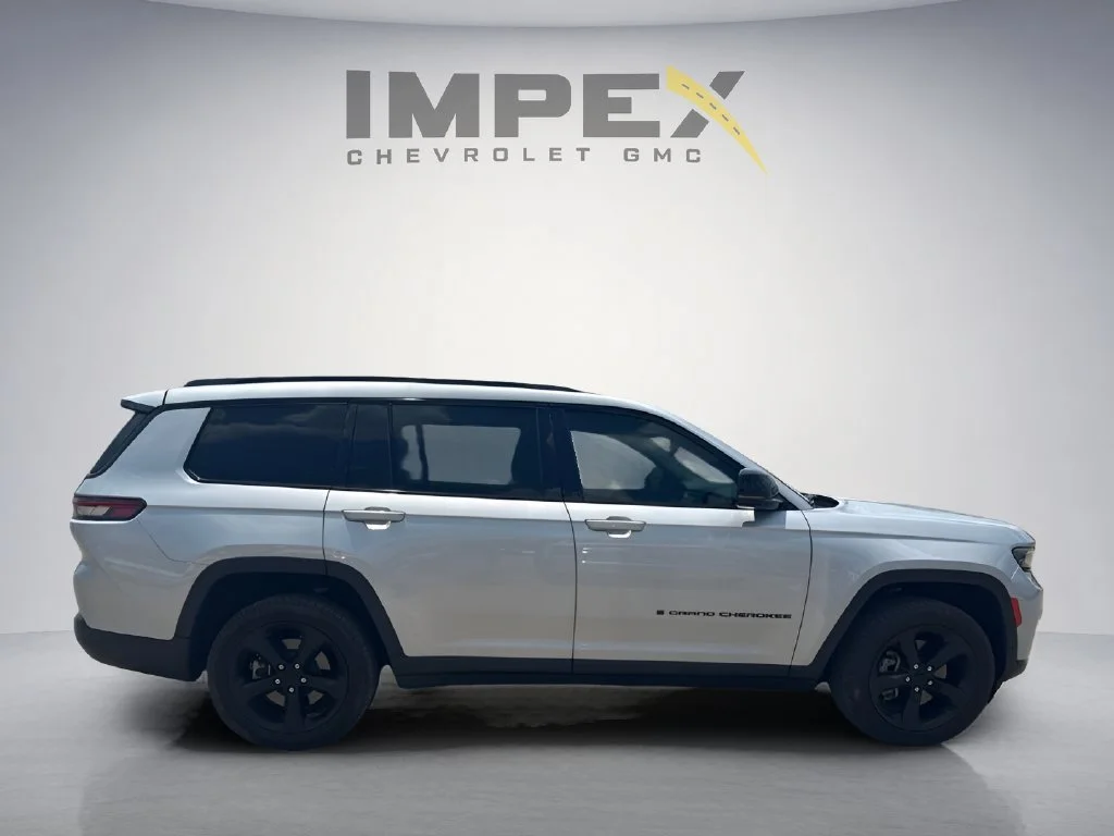 Used 2022  Jeep Limited image 6