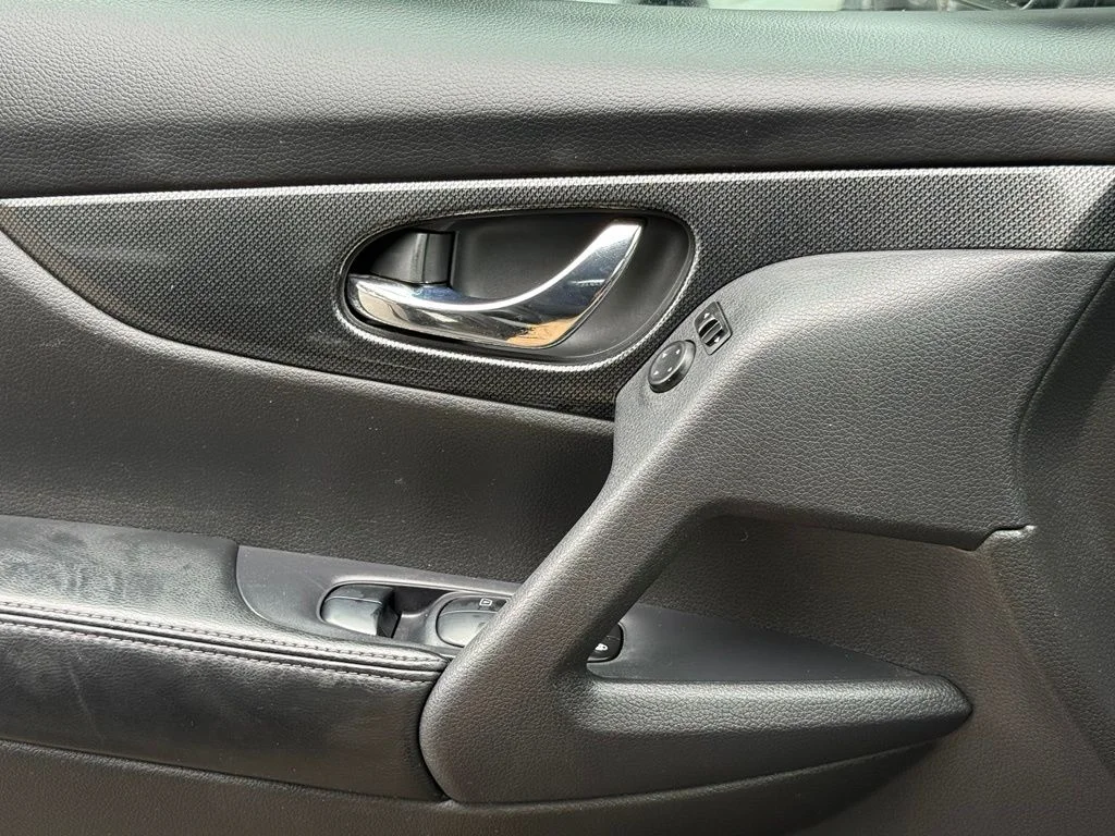 Used 2015 Black Nissan SL image 16