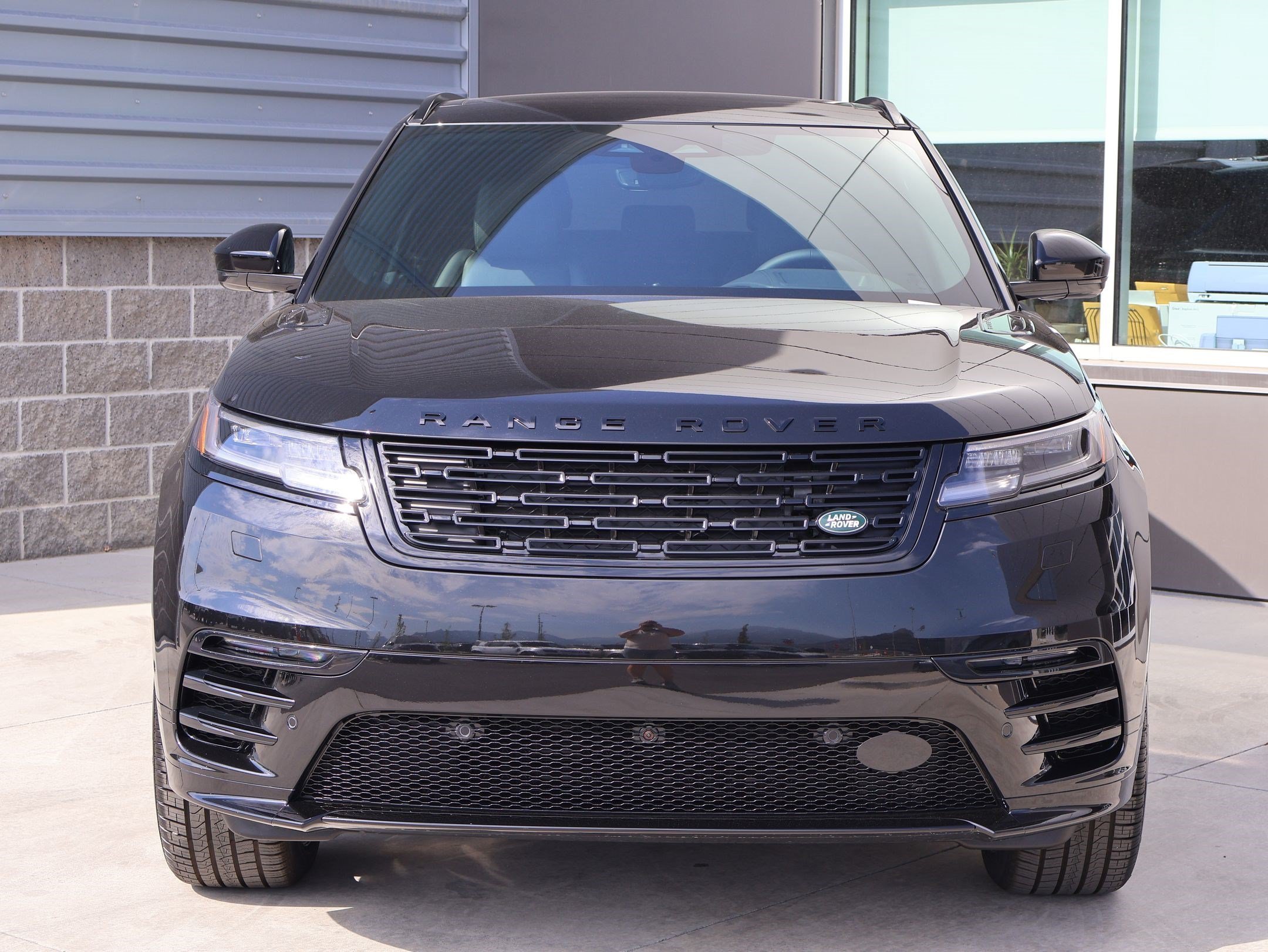 New 2026 Santorini Black LAND ROVER Belgravia Edition image 2