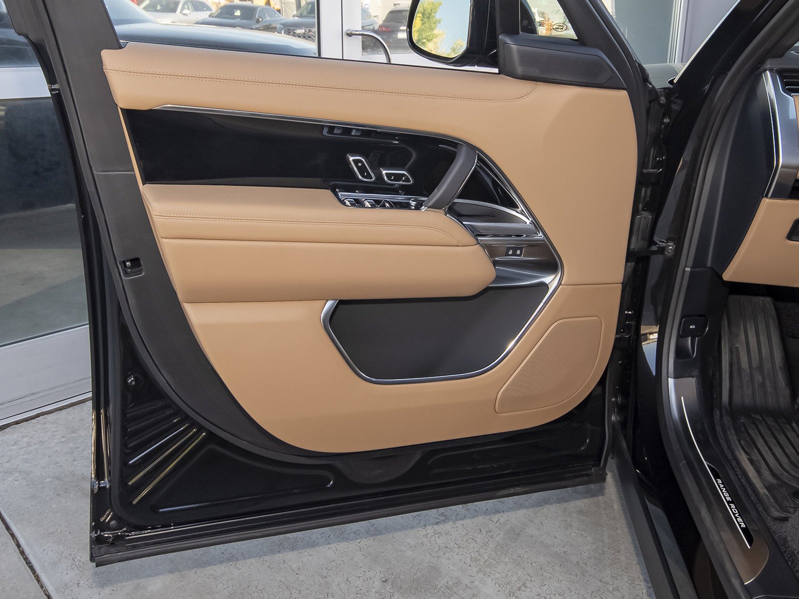 New 2026 Santorini Black Land Rover SE image 33